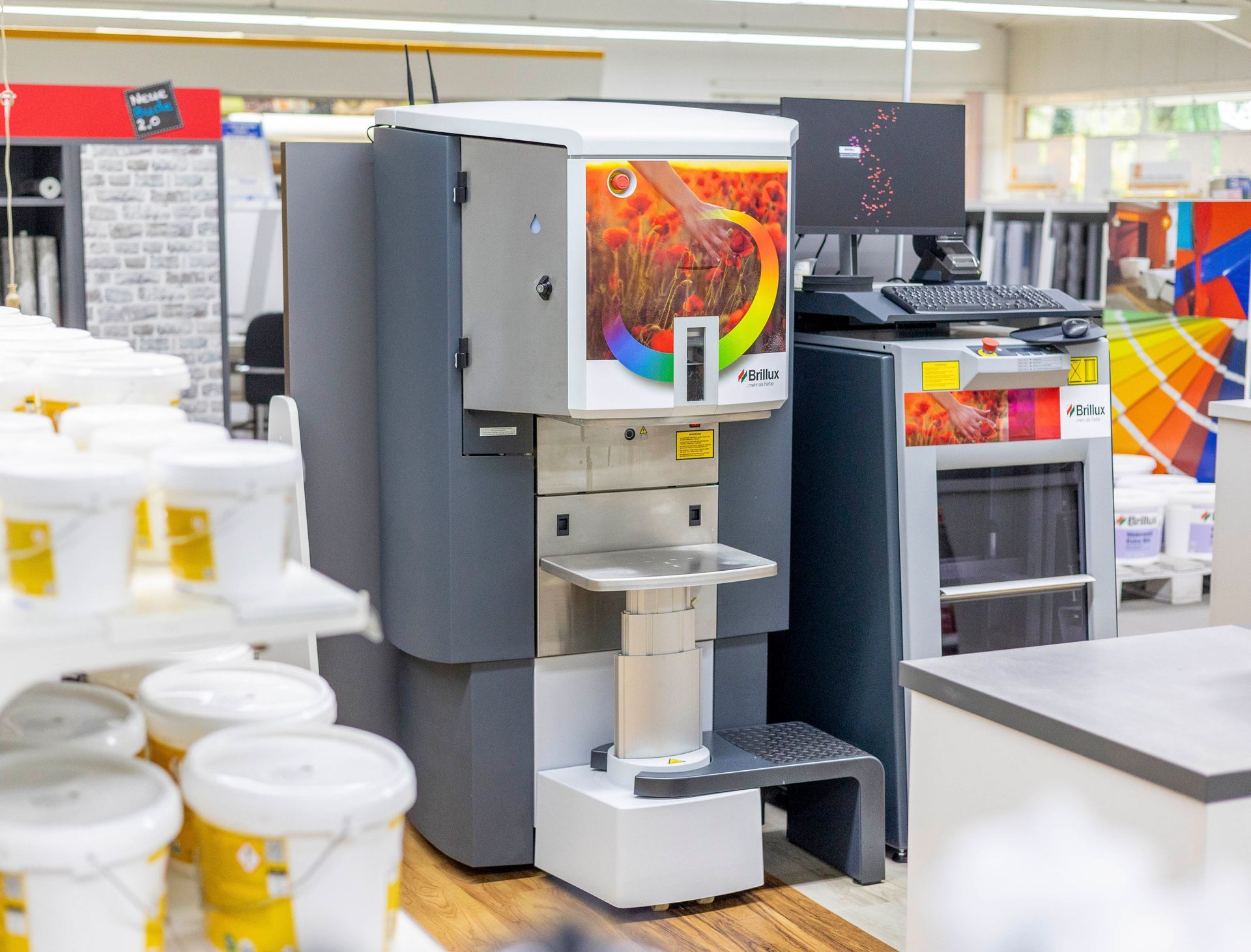 In einem Farbengeschäft steht eine Maschine auf einem Tisch.