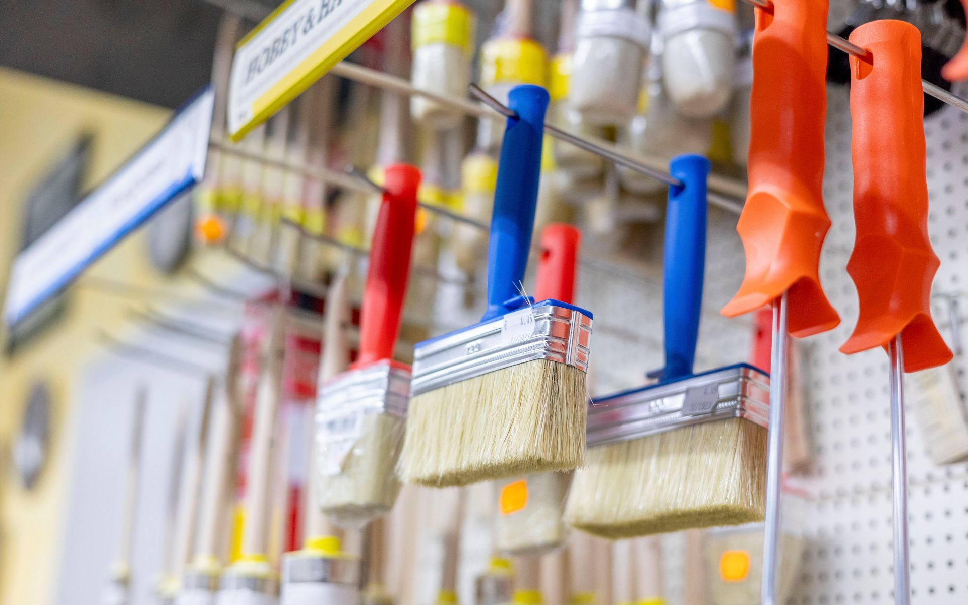 Ein Stapel Pinsel hängt an einem Ständer in einem Geschäft.