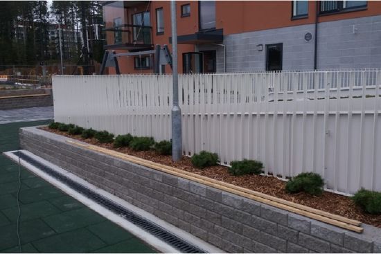 Valkoinen metalliaita