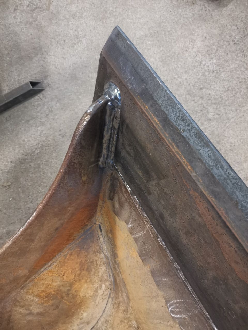 Kaivurin kauhan hitsaus