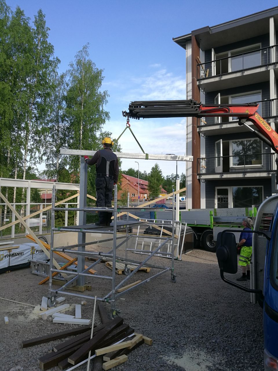 Metallirakenteita talon rakennustyömaalla