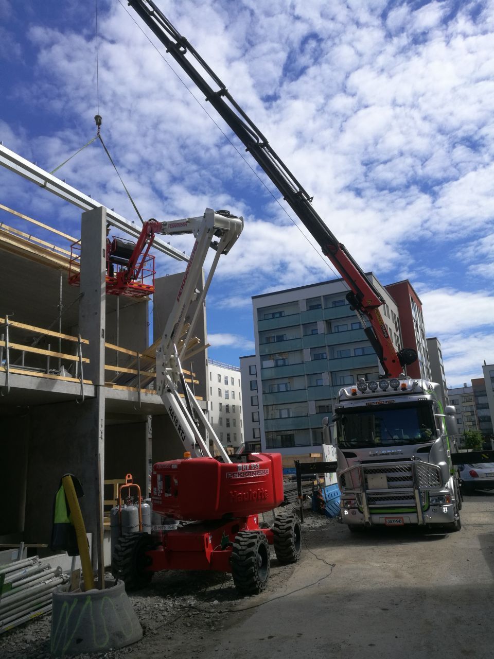 Työkoneita rakennustyömaalla