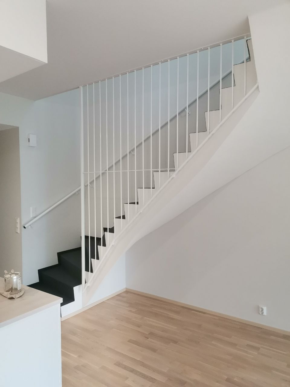 Metallikaiteet asunnon sisäportaissa