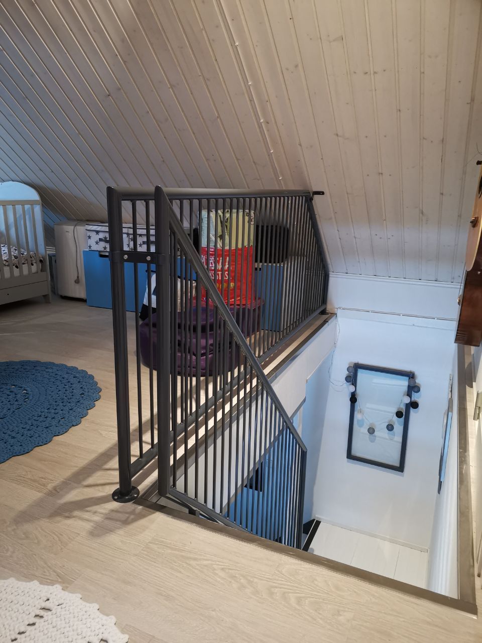 Jalkasäleikkö sisäänkäynnin edessä