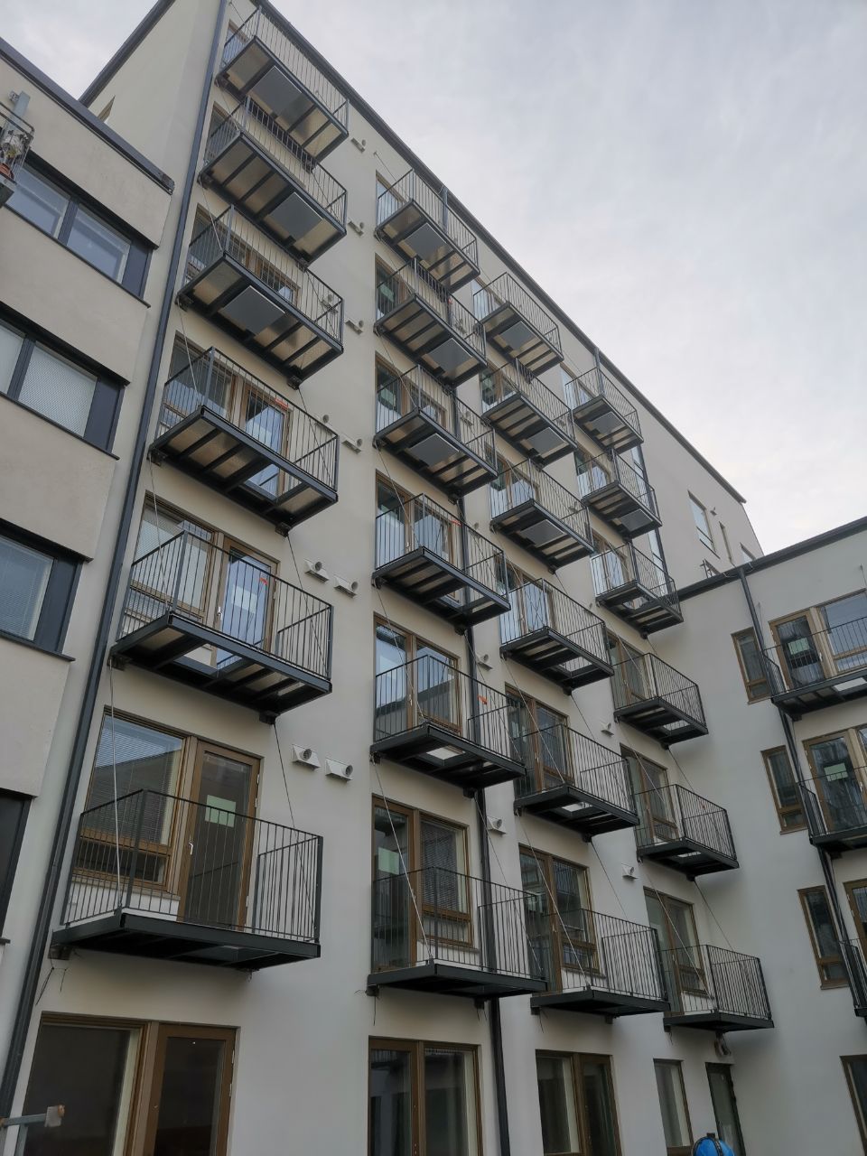 Metalliset kerrostalon parvekkeet
