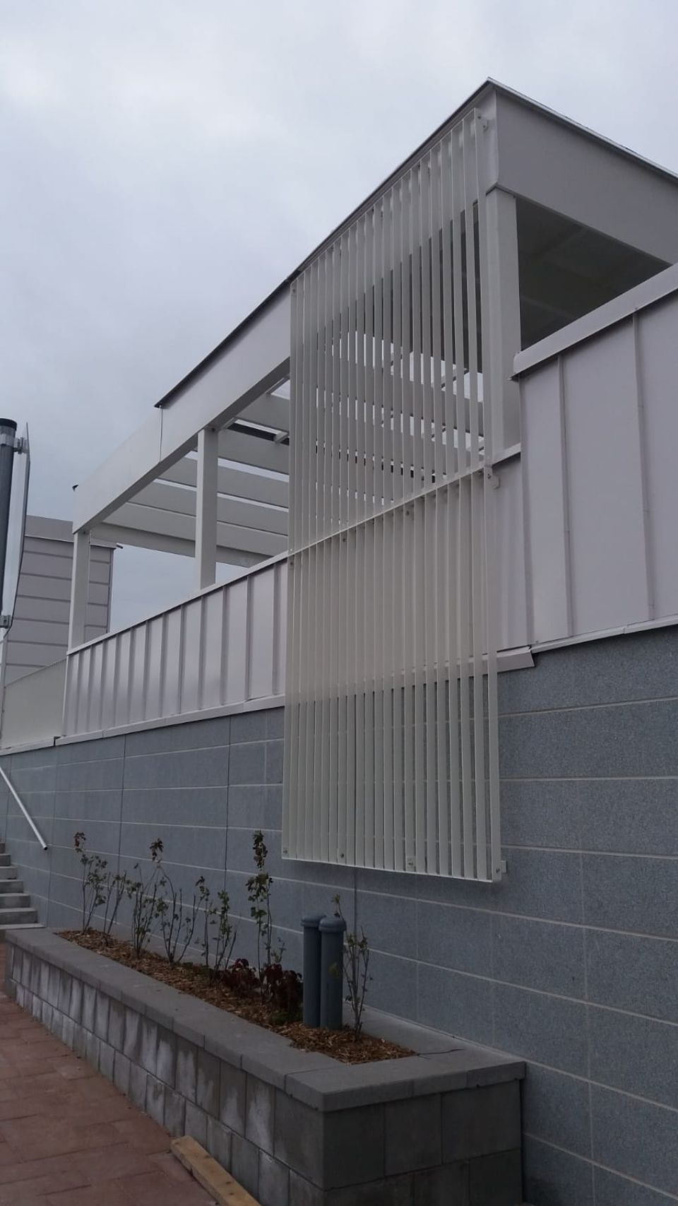 Vaalea metallinen aita