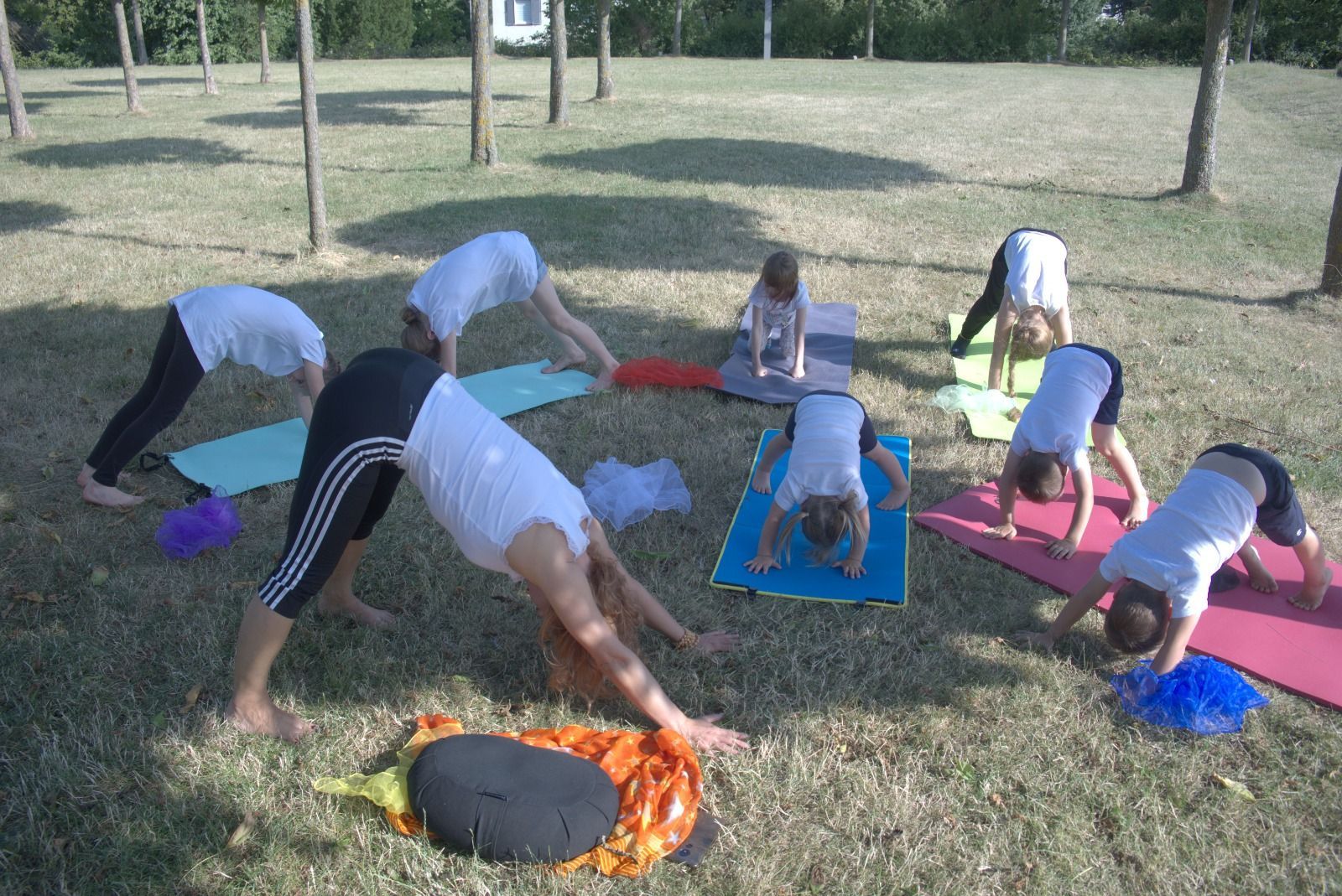 Kunstherapeutin mit arbeitet mit Kindern für Kinderyoga in Köln.