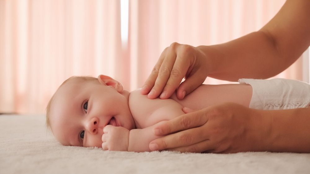 Baby bei Massage in Köln.