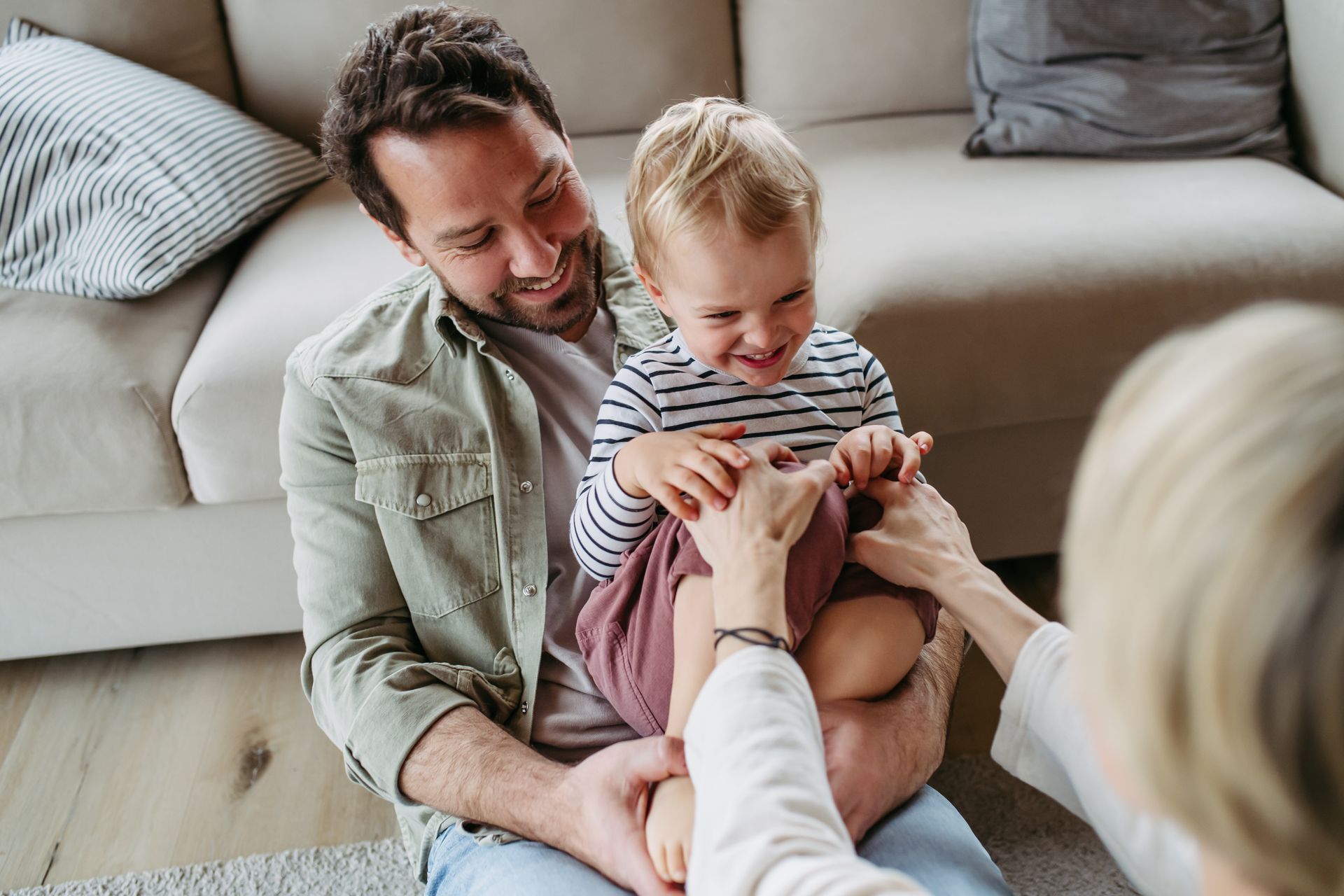 Un enfant porté par son père