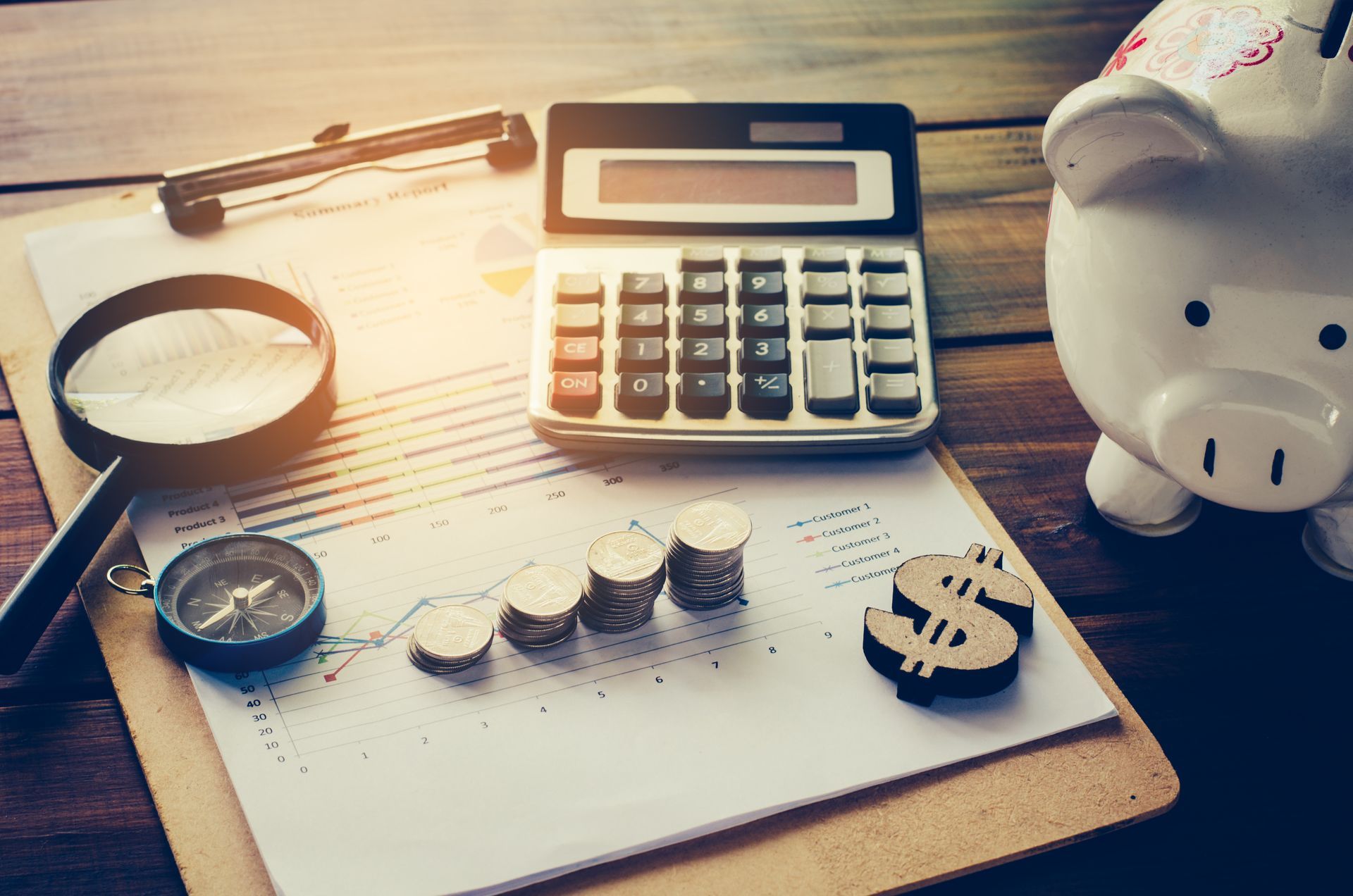 Calculatrice avec de l'argent sur la table