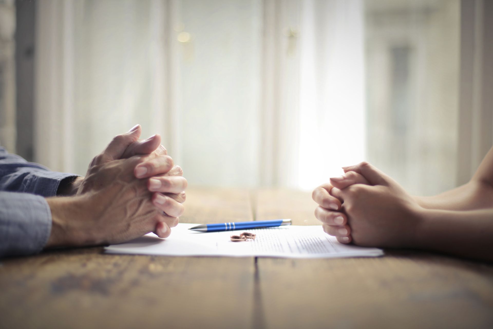2 personnes qui divorcent
