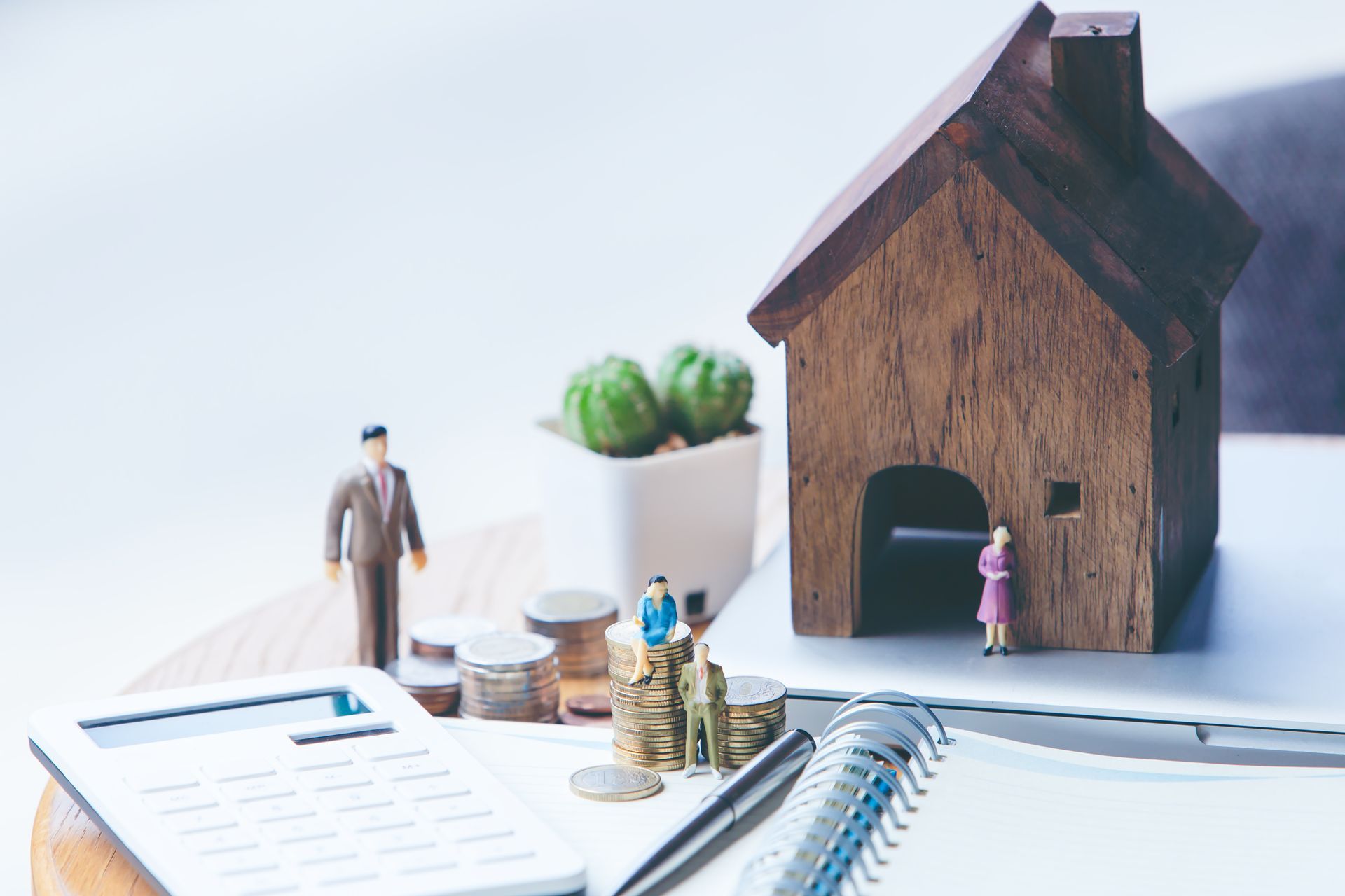 Une petite maison en bois avec un cahier