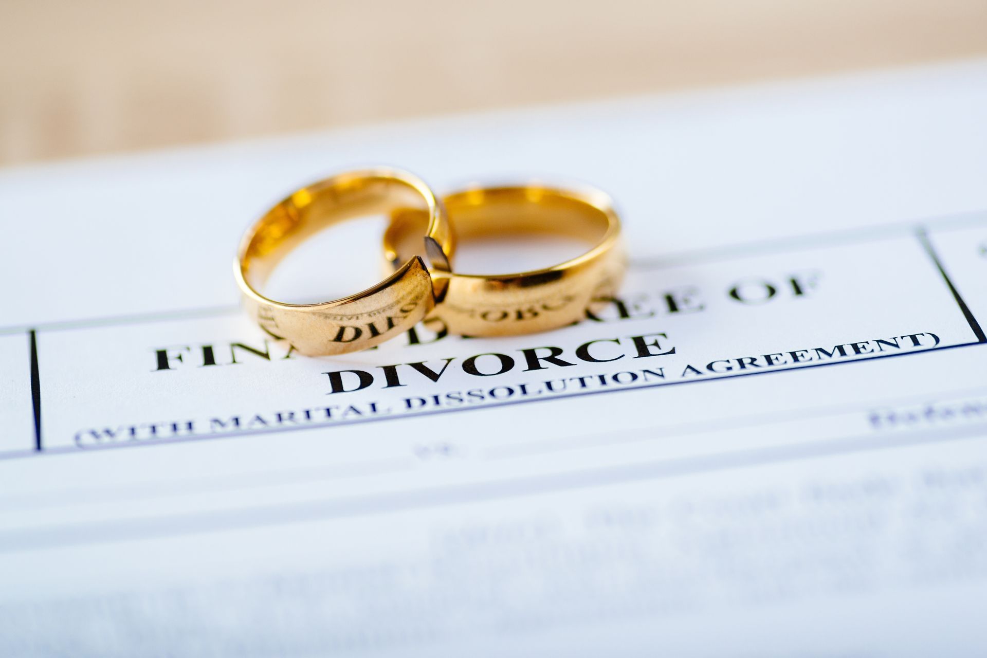 2 alliances sur un document de divorce