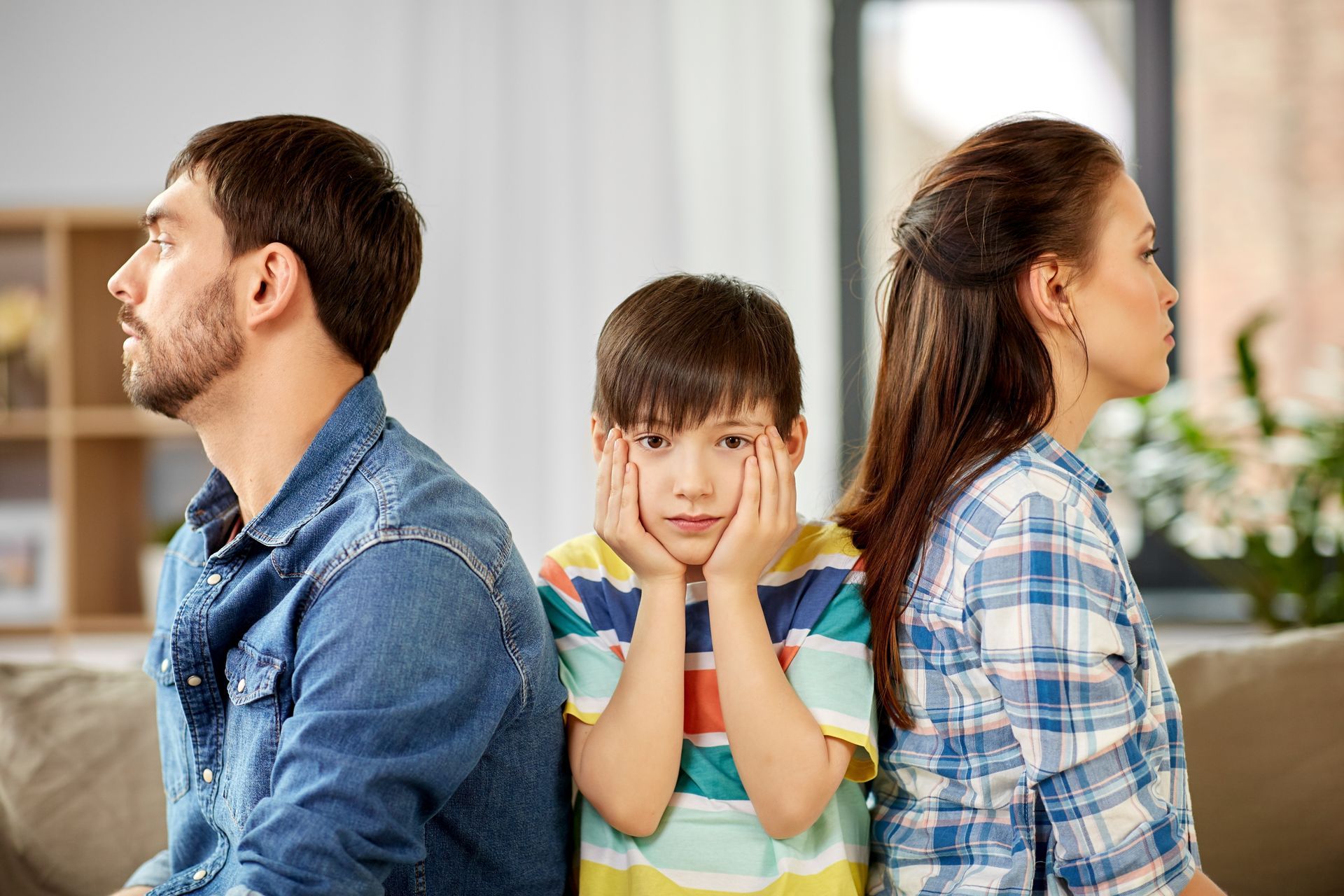 Une famille avec un garçon au milieu