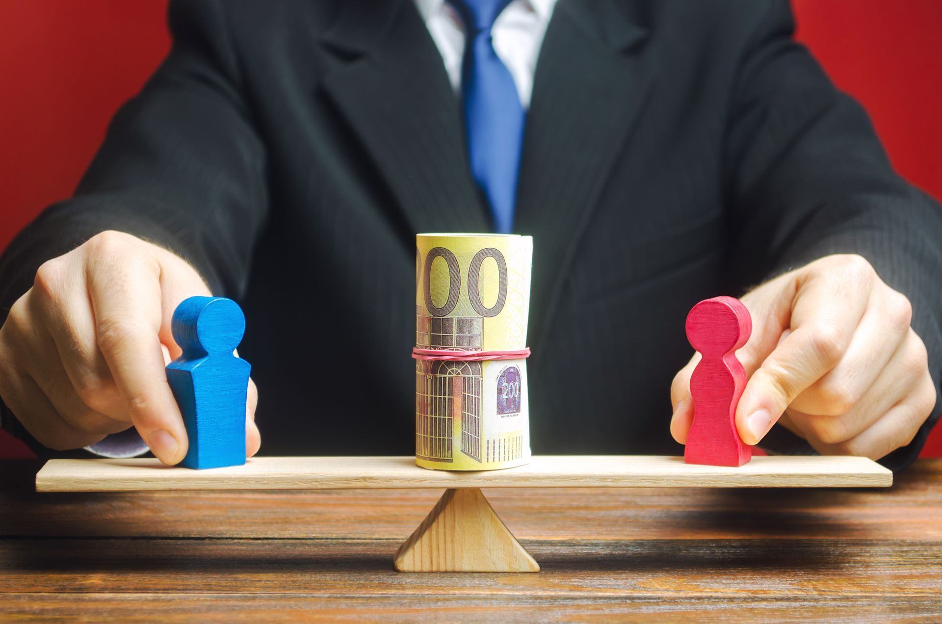 2 bonshommes avec une liasse de billets au milieu