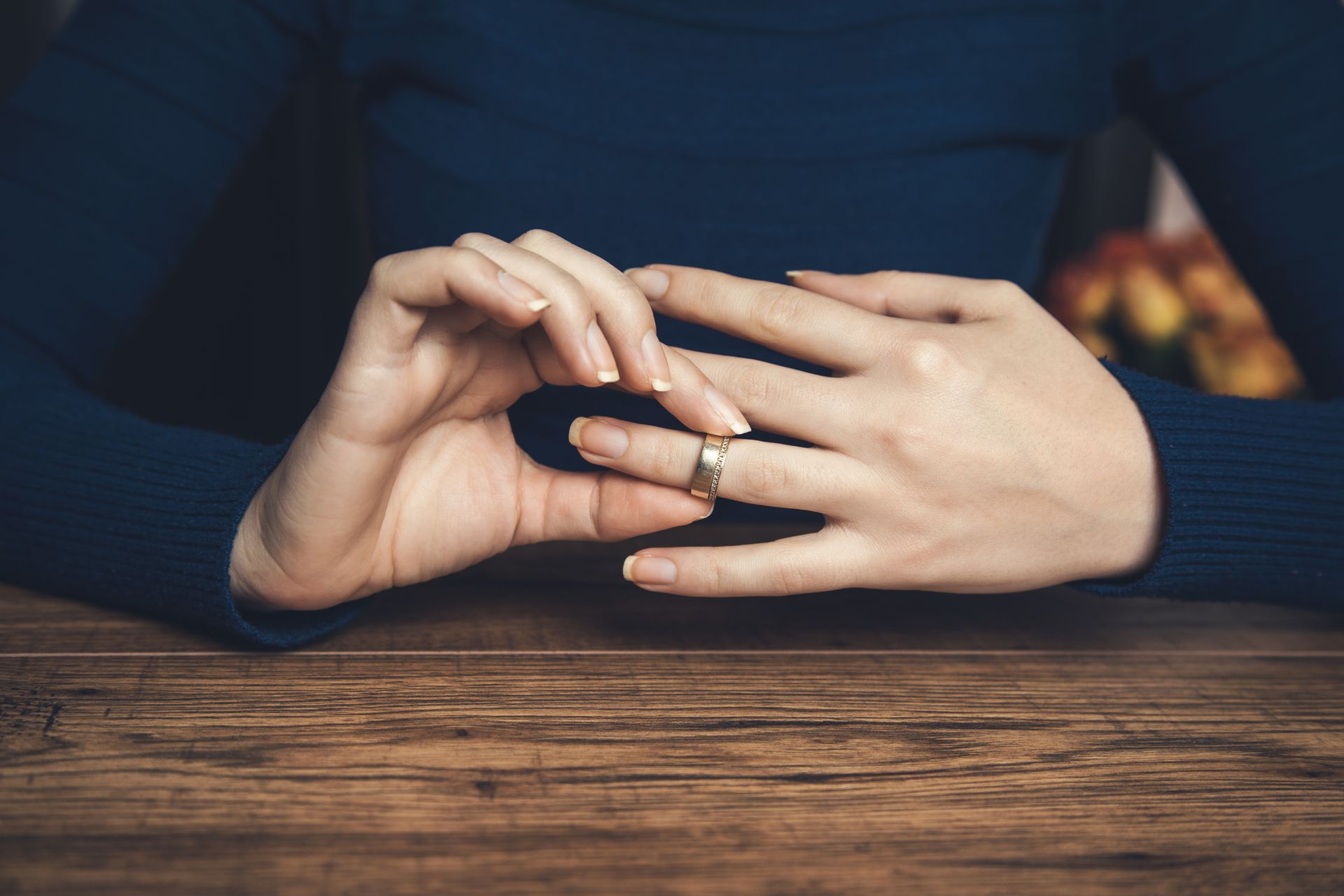 Une femme avec son alliance au doigt