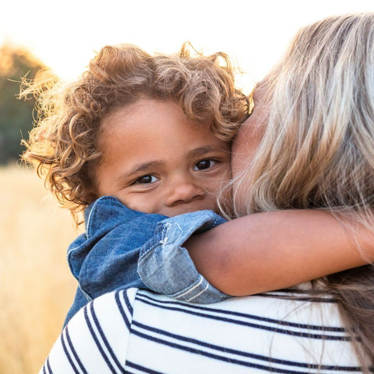 Une femme avec son alliance au doigt