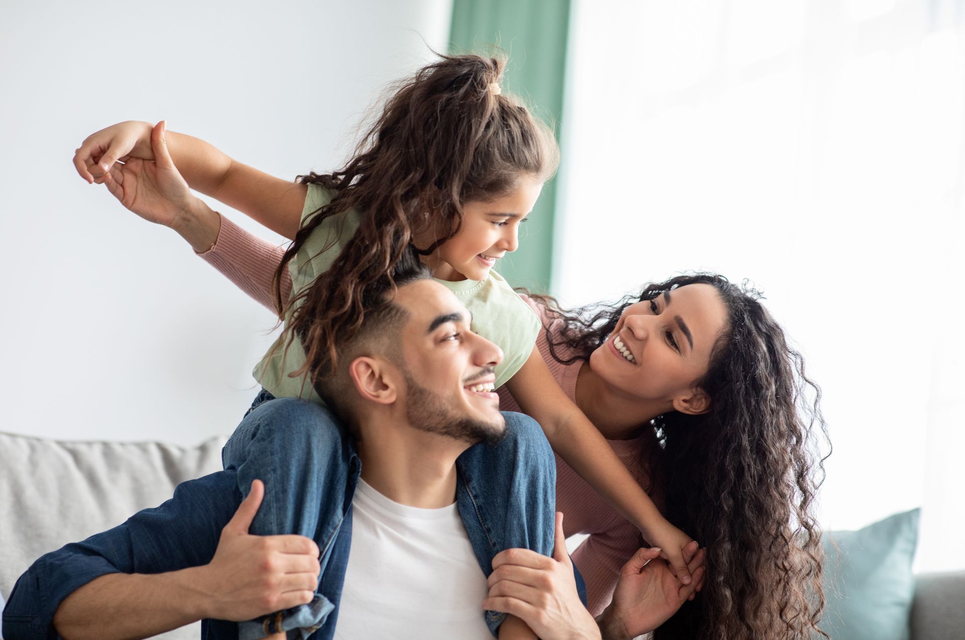 Un couple avec une petite fille