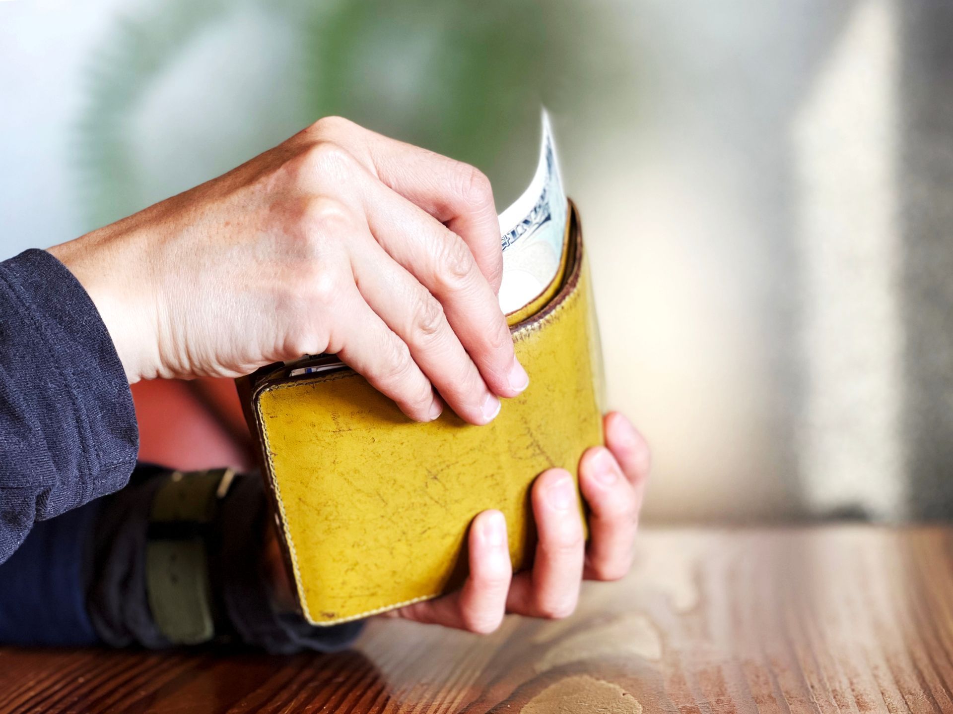 Une personne qui sort de l'argent de son portefeuille
