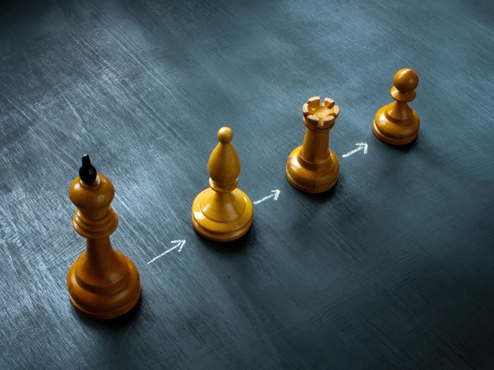 Des pièces aux échecs qui se suivent