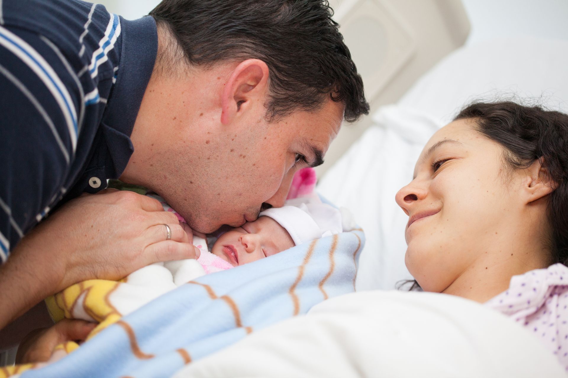 Un papa faisant un bisou à sa fille