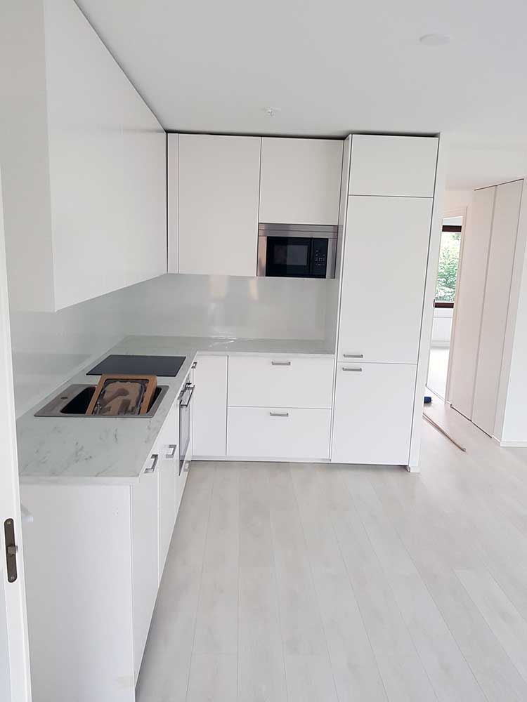 Uudeksi remontoitu keittiö