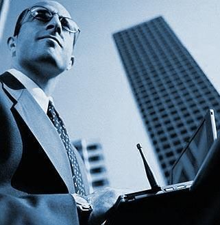 Um homem de fato e gravata está a usar um laptop