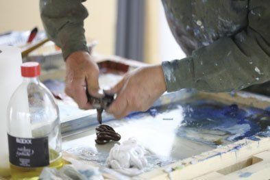 Application de la peinture sur la toile