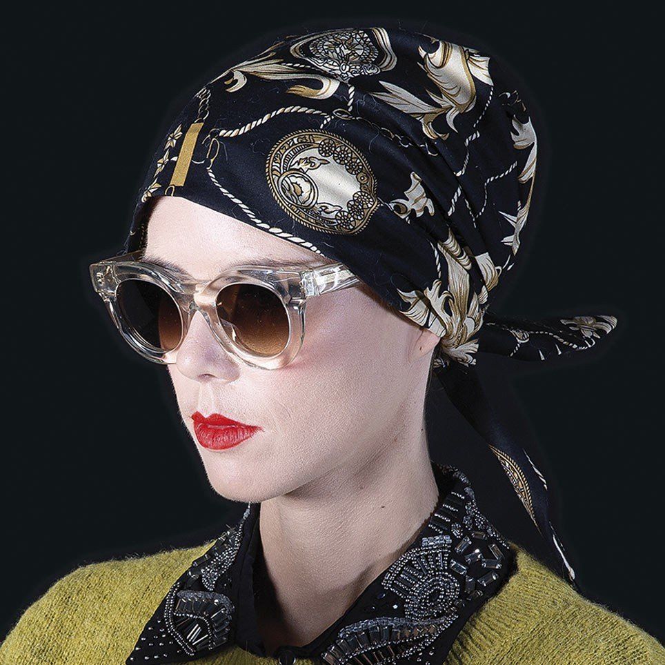 Mannequin avec un turban noir et jaune