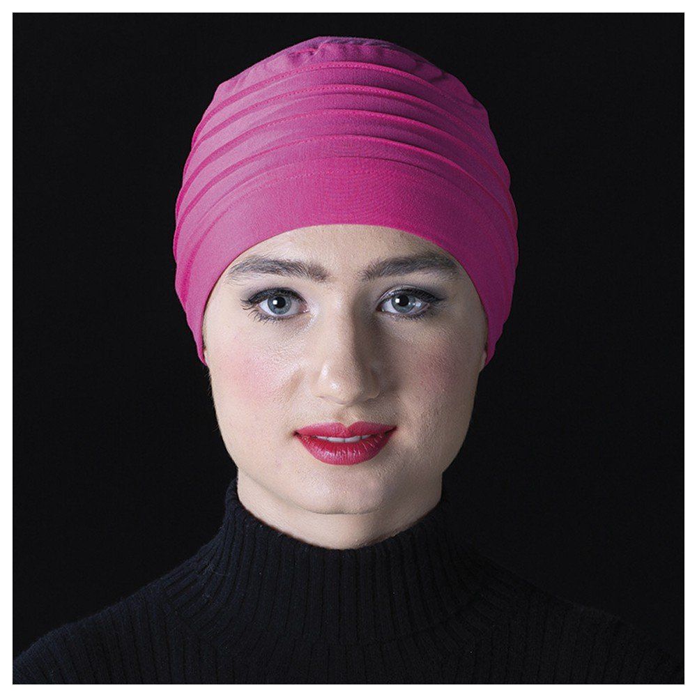 Femme avec un bonnet rose