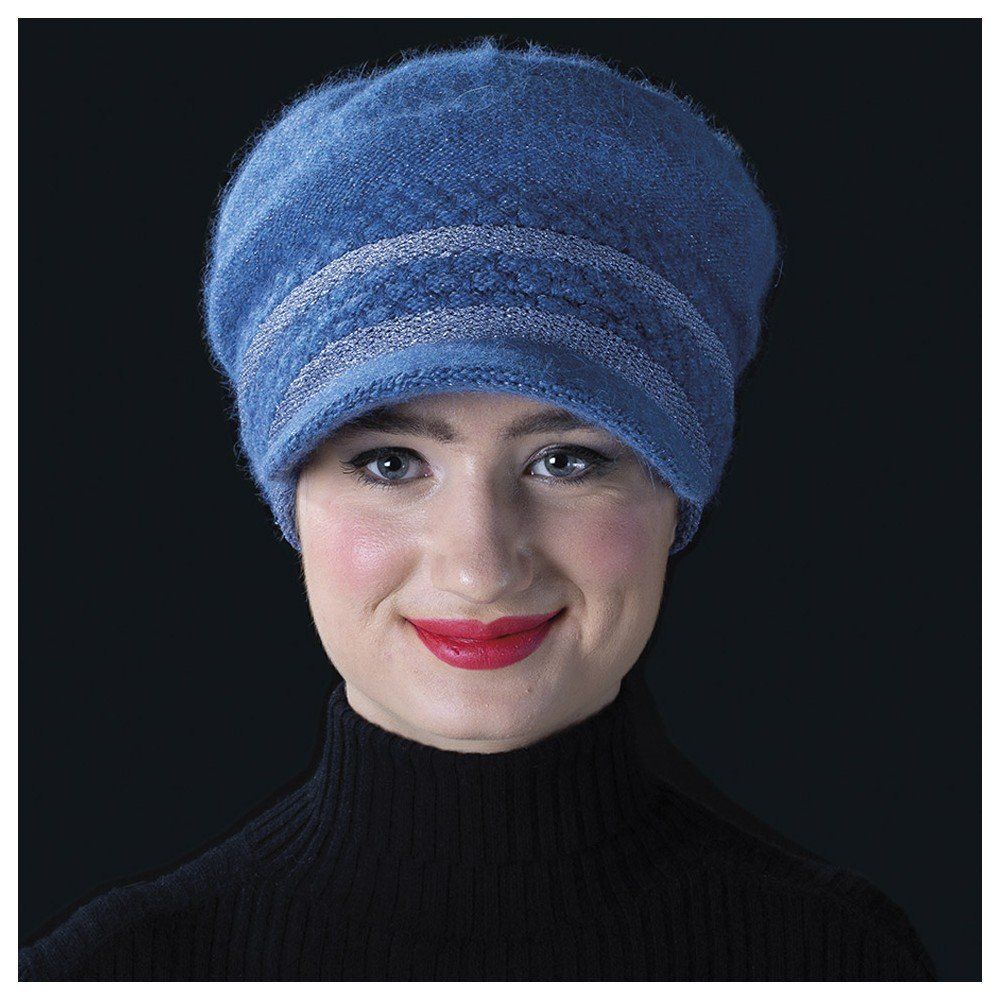 Femme avec une casquette bleue