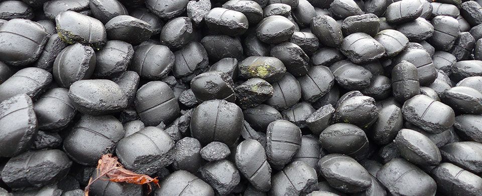 Tas de briquettes de charbon de bois gris foncé.
