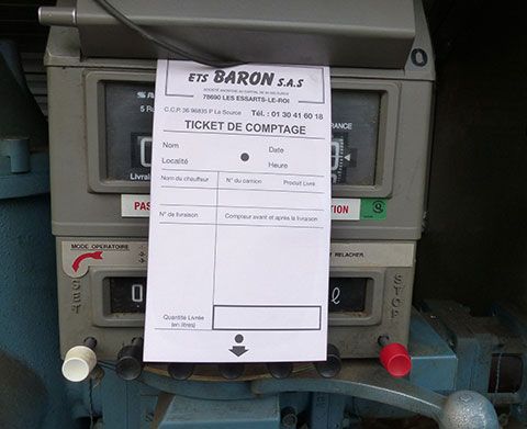 Un formulaire de TICKET DE COMPTAGE est apposé sur un compteur industriel.