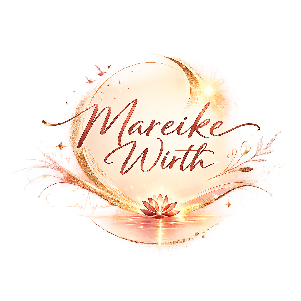 Mareike Wirth Logo: in Kupfer innerhalb eines schimmernden goldenen und rosafarbenen Zierkreises, darunter eine Lotusblume.