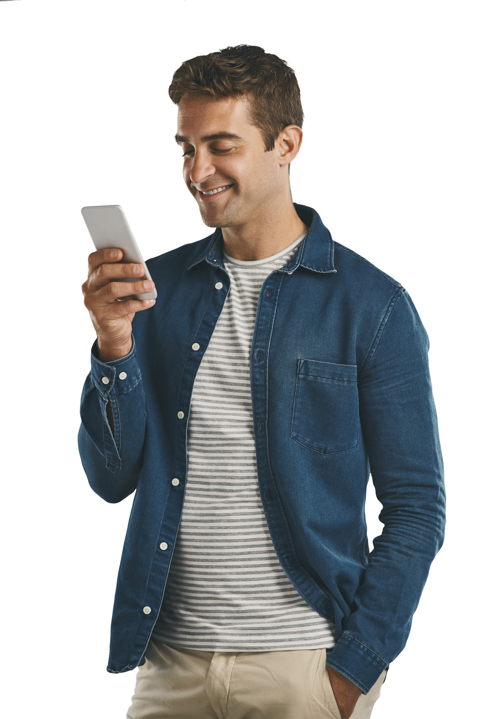 Un homme souriant en chemise regarde un smartphone.