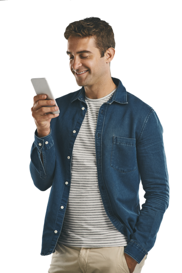 Un homme en chemise sourit en regardant un smartphone.