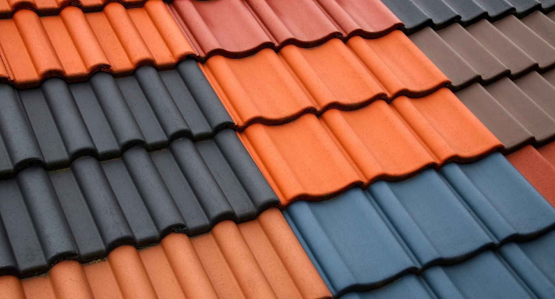 Bunte, sich überlappende Dachziegel Bunte, sich überlappende Dachziegel in Orange, Blau und Dunkelgrau