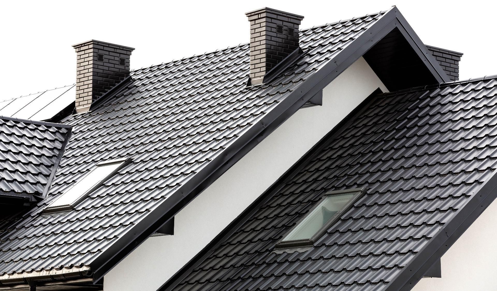 Zwei schräge Dächer Zwei schräge Dächer mit grauen Schindeln und gemauerten Schornsteinen an einem Haus