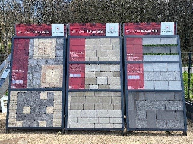 Drei Schautafeln im Außenbereich Drei Schautafeln im Außenbereich mit Pflaster- und Steinmustern unter roten Überschriften.