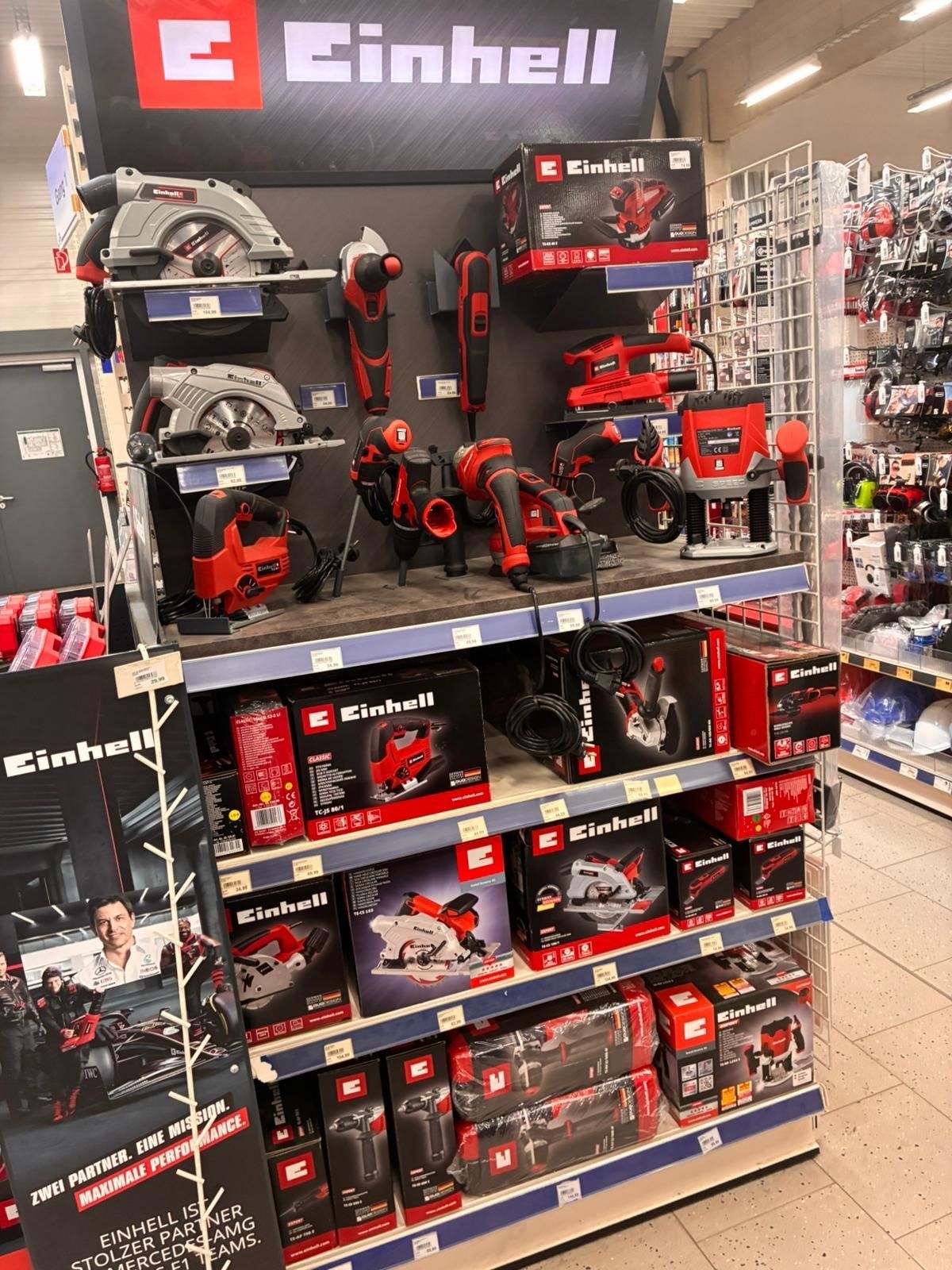 Einhell-Elektrowerkzeuge werden in einem Ladenregal präsentiert.