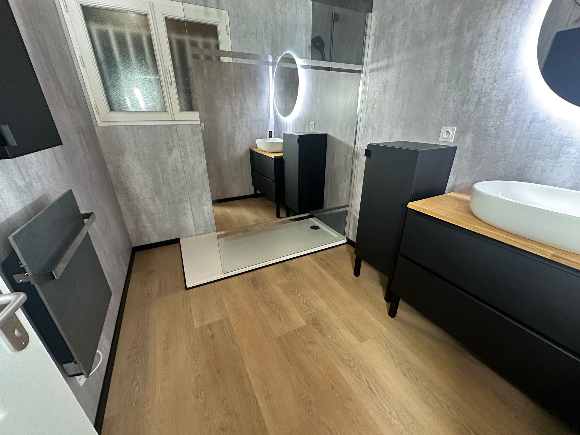 Salle de bains rénovée avec un nouveau mobilier