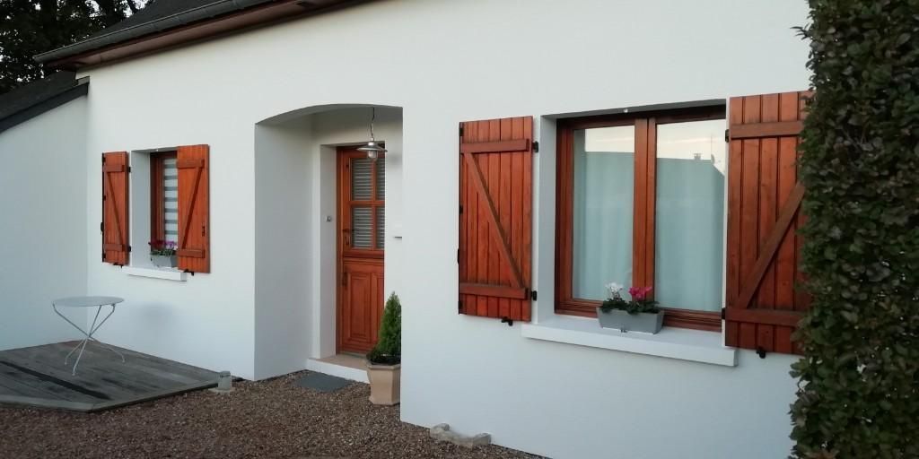 Peinture blanche pour façade avec porte d'entrée