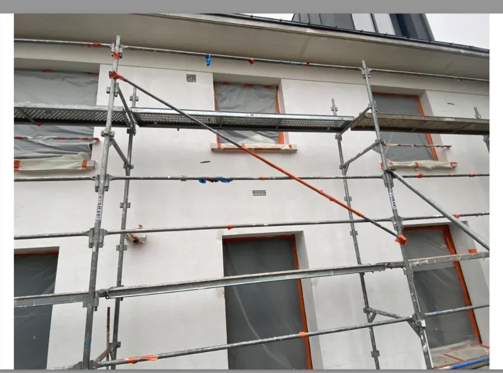 Ravalement de façade avec échafaudage