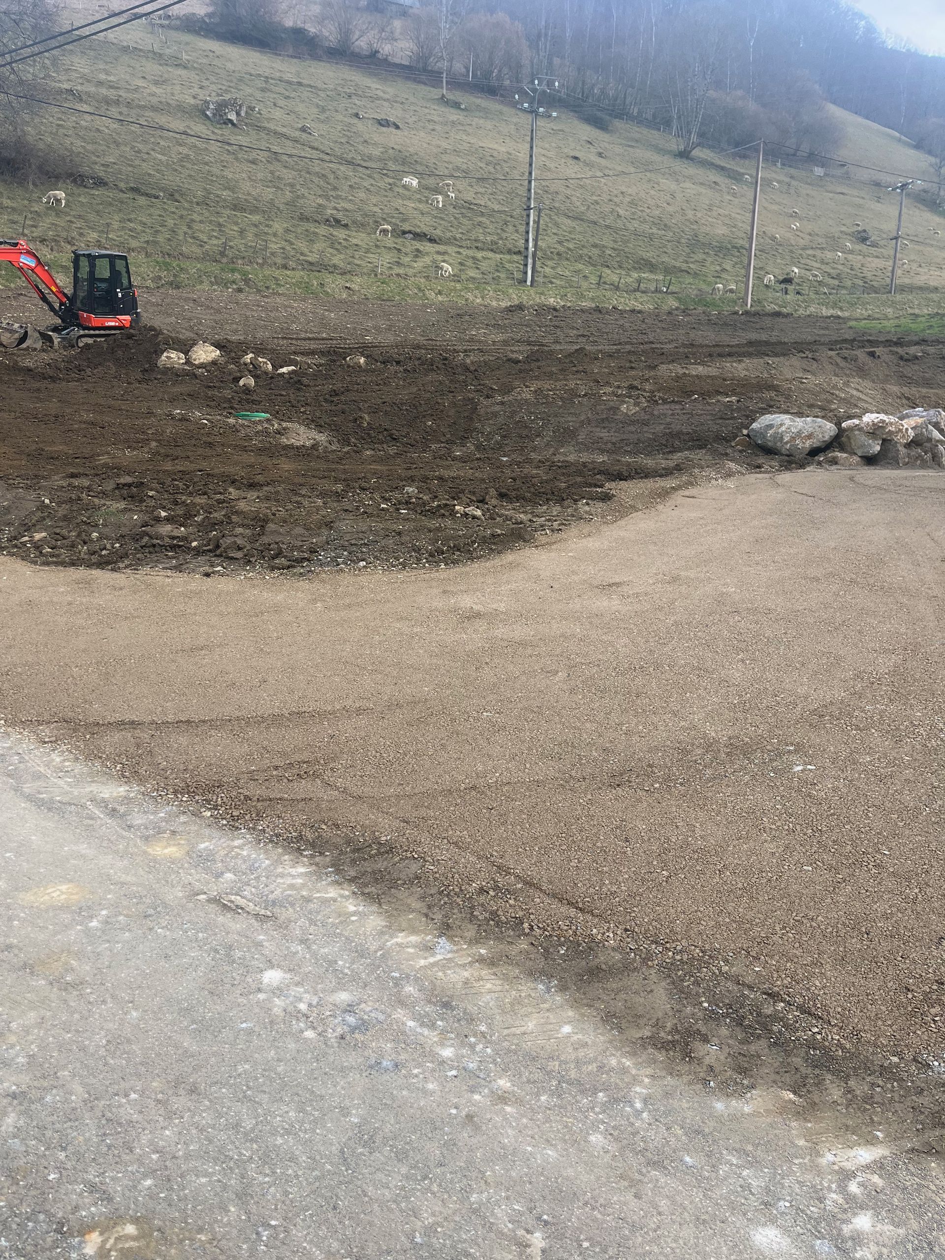 Engin de terrassement en train de réaliser un remblaiement