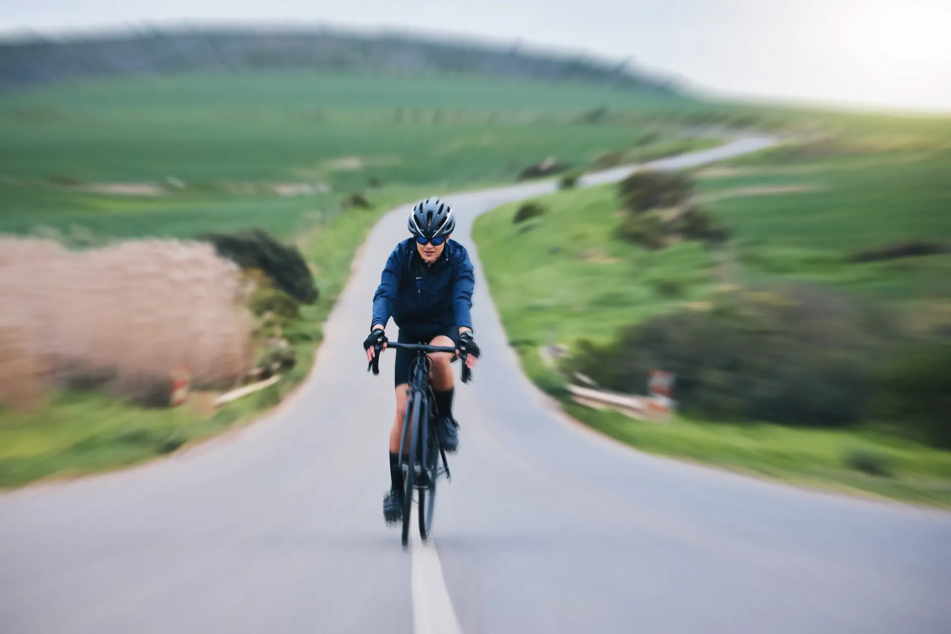 Un hombre va en bicicleta por una carretera.