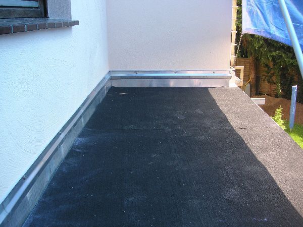 Ein Balkon mit einer blauen Plane im Hintergrund