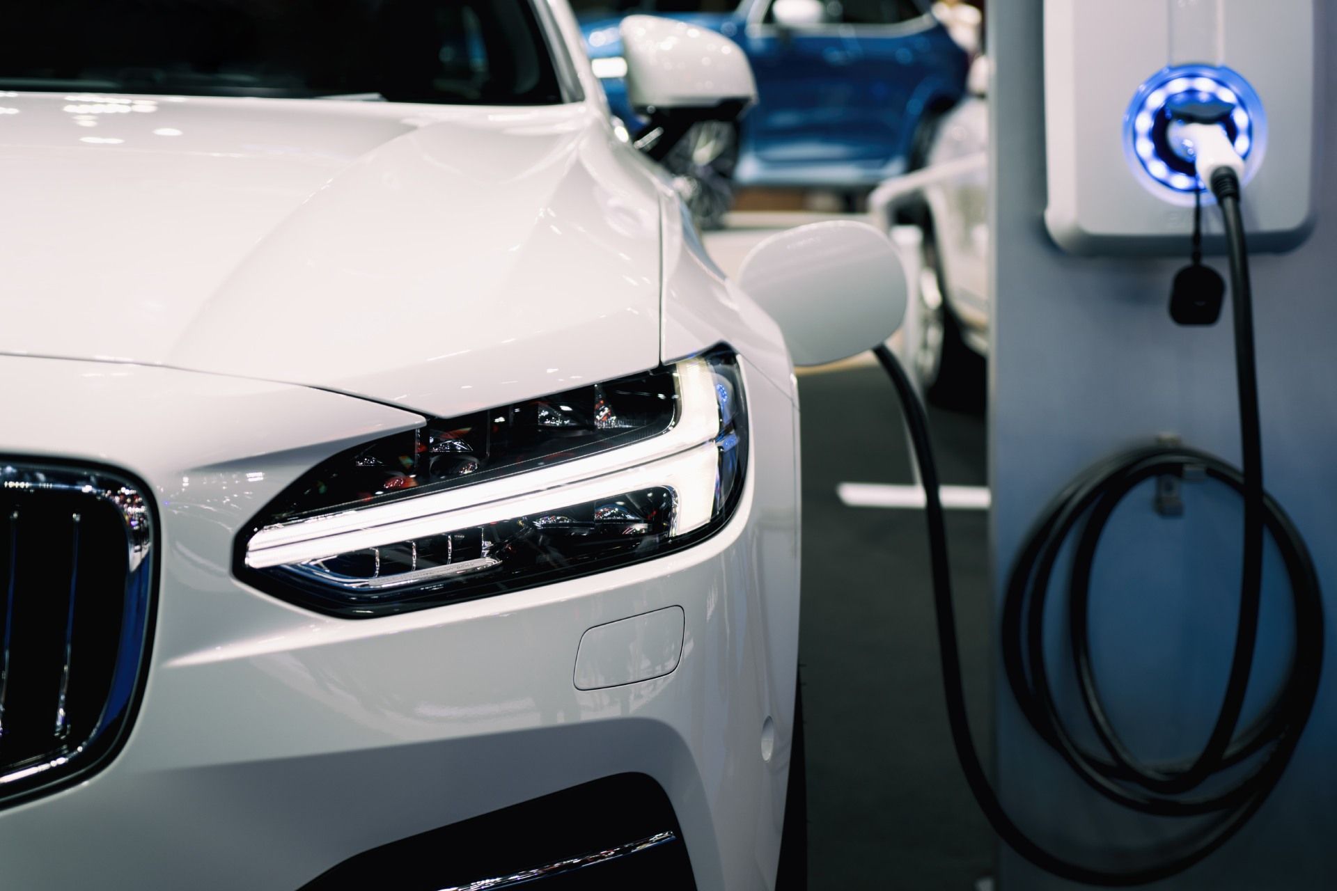 Astec Energy – Ein Elektroauto wird an einer E-Ladestation aufgeladen