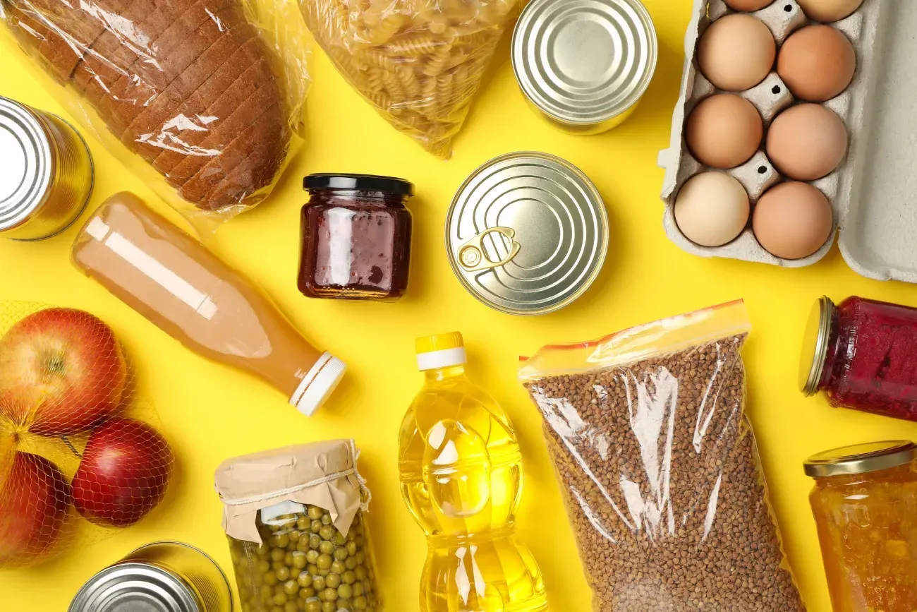 Hay muchos tipos diferentes de comida sobre un fondo amarillo.