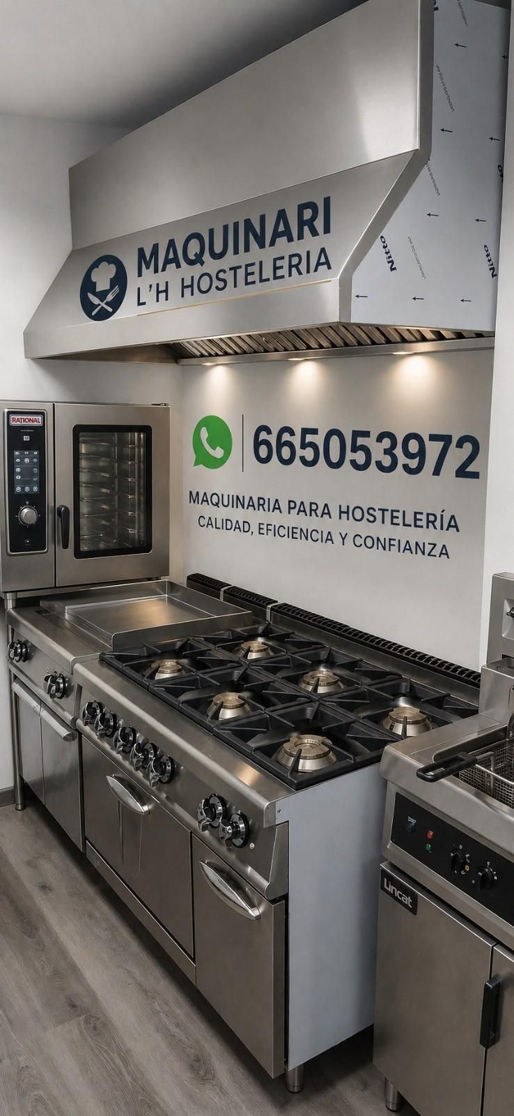 Cocina comercial de acero inoxidable bajo una campana extractora con letrero de “Maquinaria y Hostelería”