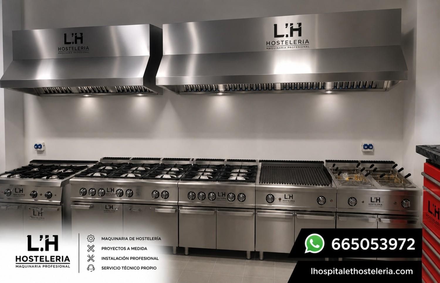 Cocina comercial con hornos de gas y campanas extractoras de acero inoxidable, con la etiqueta L'H Hostelerías.